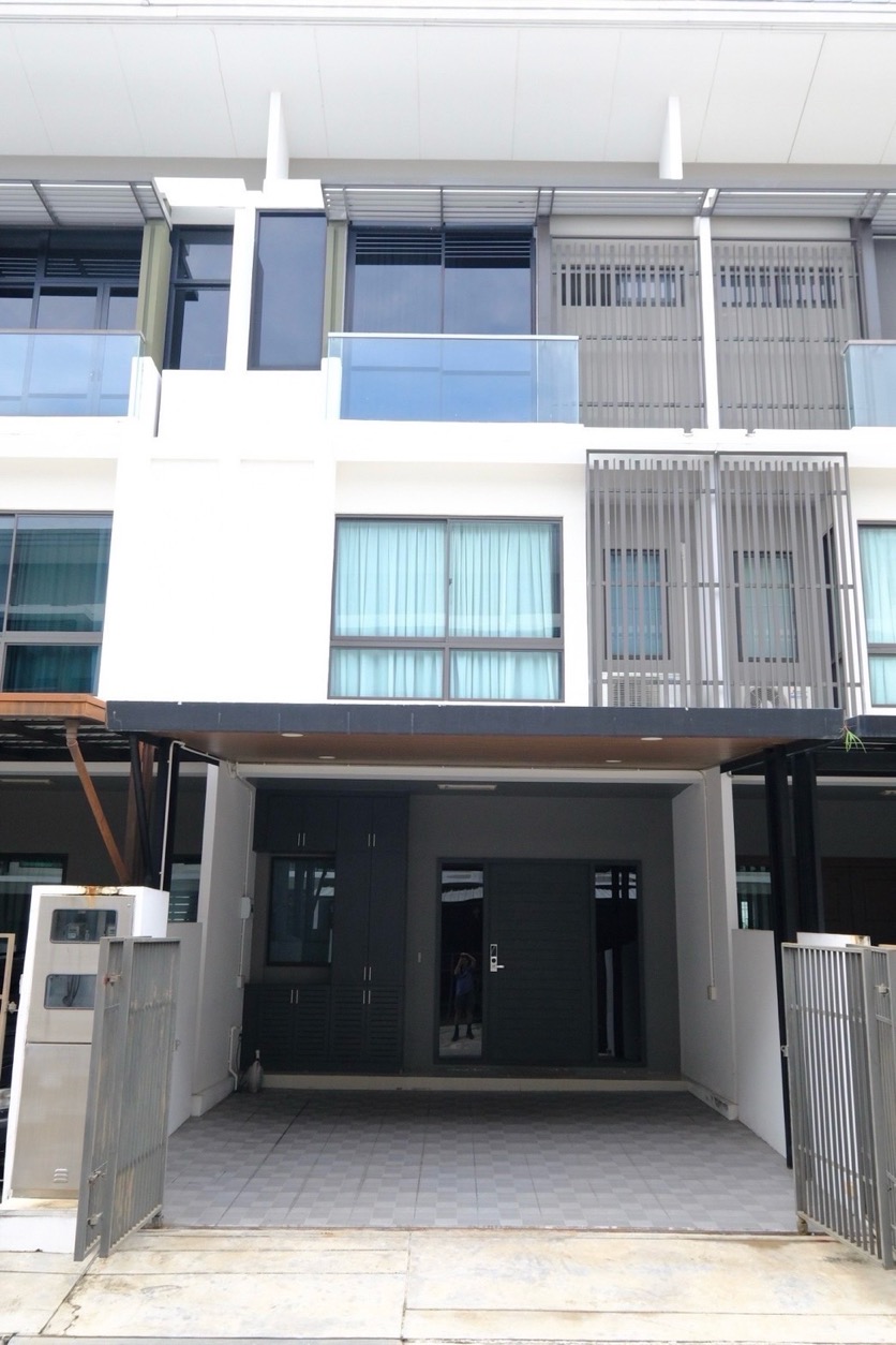 ขาย ทาวนโฮมหรู 3 ชั้น The Landmark เอกมัย-รามอินทรา ใกล้ CDC, Central Eastville