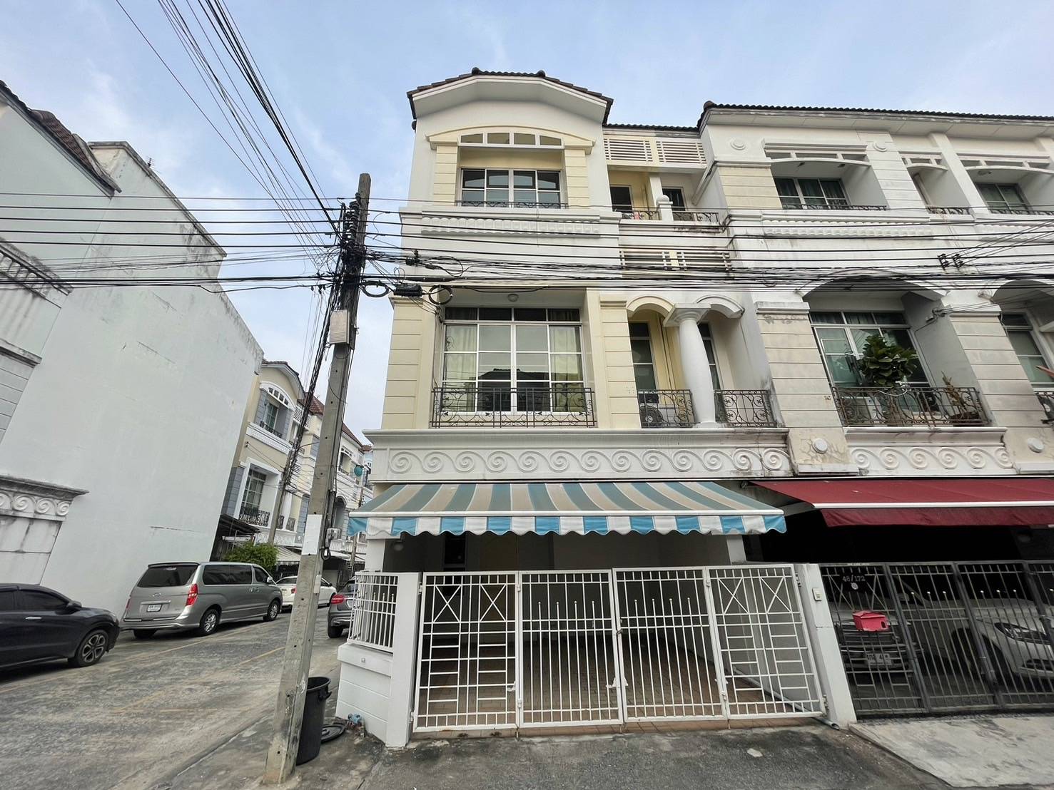 ให้เช่าทาวน์โฮม3 ชั้นครึ่ง  บ้านกลางเมือง ลาดพร้าว-โยธินพัฒนา   ถ.ประดิษฐ์มนูธรรม   ใกล้ห้างเซ็นทรัล