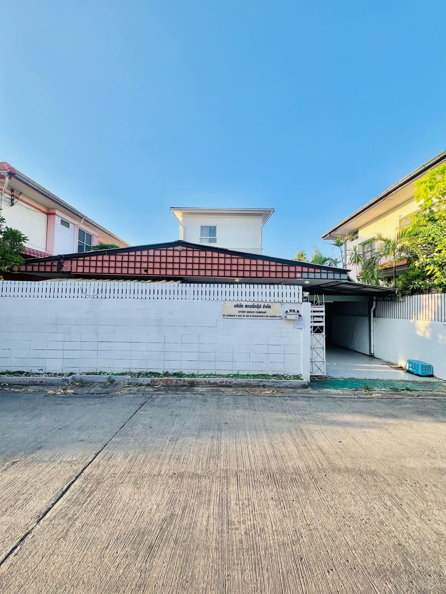 House for sale, Chokchai 4-Nakniwat, in the heart of Lat Phrao-Wang Thonglang. Close to the BTS stat