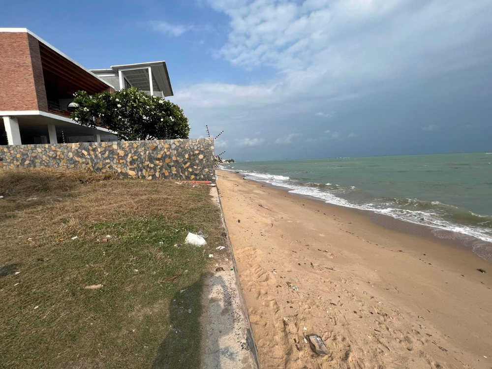Beachfront Land For Rent In Rayong (Phala Beach) 275 square wah (28*40 meters)