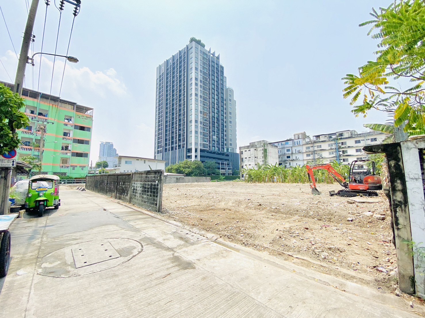 ** Land for rent 1 rai 1 ngan 14 sq m. (Soi Inthamara 43), Sutthisan Road, Din Daeng, Bangkok