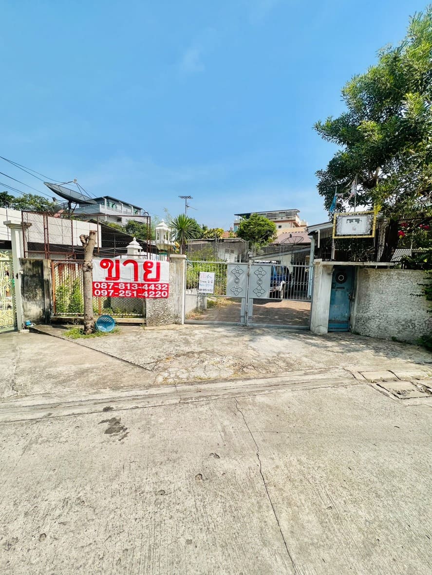 House for sale, Tha Phra-Phasi Charoen, at the beginning of the alley, next to the Bang Wa BTS inter
