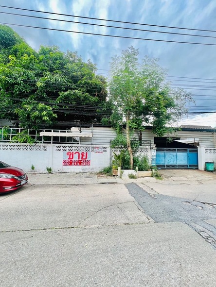 House for sale, Tha Phra-Phasi Charoen, at the beginning of the alley, next to the Bang Wa BTS inter