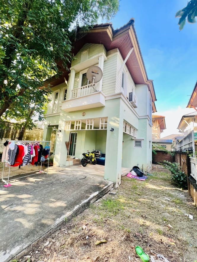 House for sale, Lat Phrao-Bueng Kum, near Kaset-Nawamin Road. Not deep into the alley, Parinyada Uni