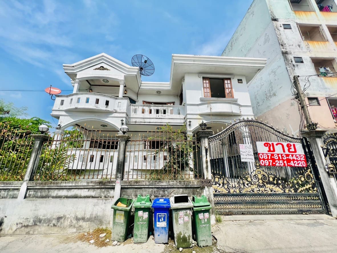Large house for sale, at the beginning of Soi Lasalle 85, Phra Khanong-Bangna, next to Srinakarin Ro