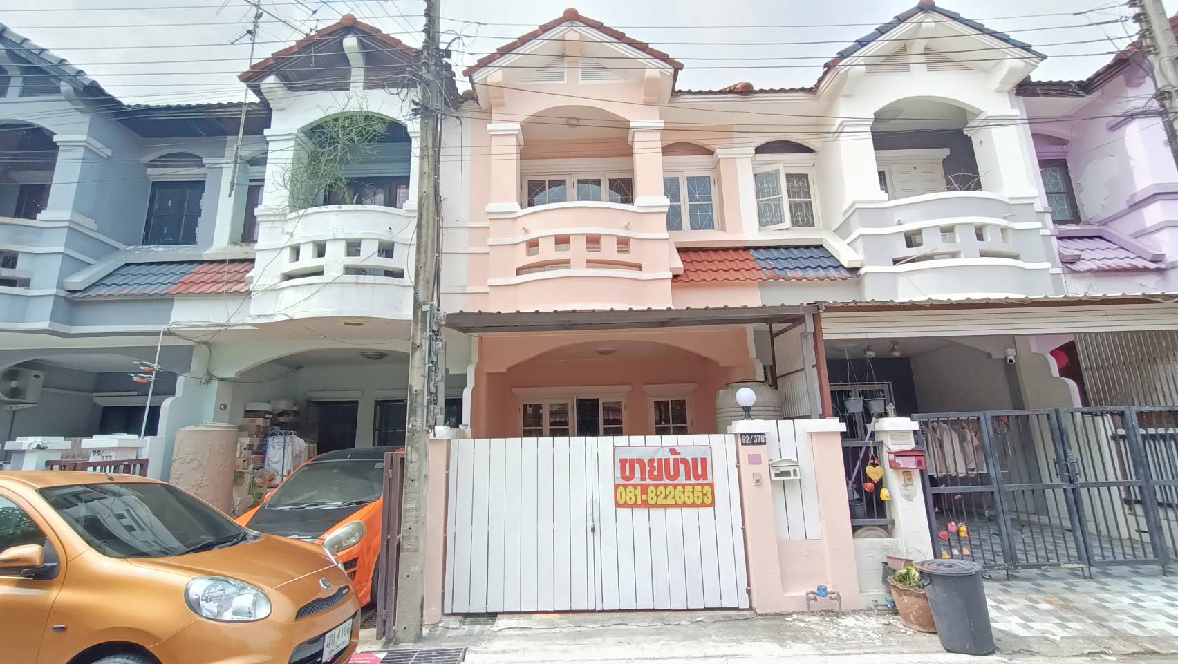 ขายบ้านทาวน์เฮ้าส์ 2 ชั้น เนื้อที่ 17 ตร.ว.  ซอยท่าอิฐ ใกล้สถานีรถไฟฟ้าบางรักน้อยท่าอิฐ