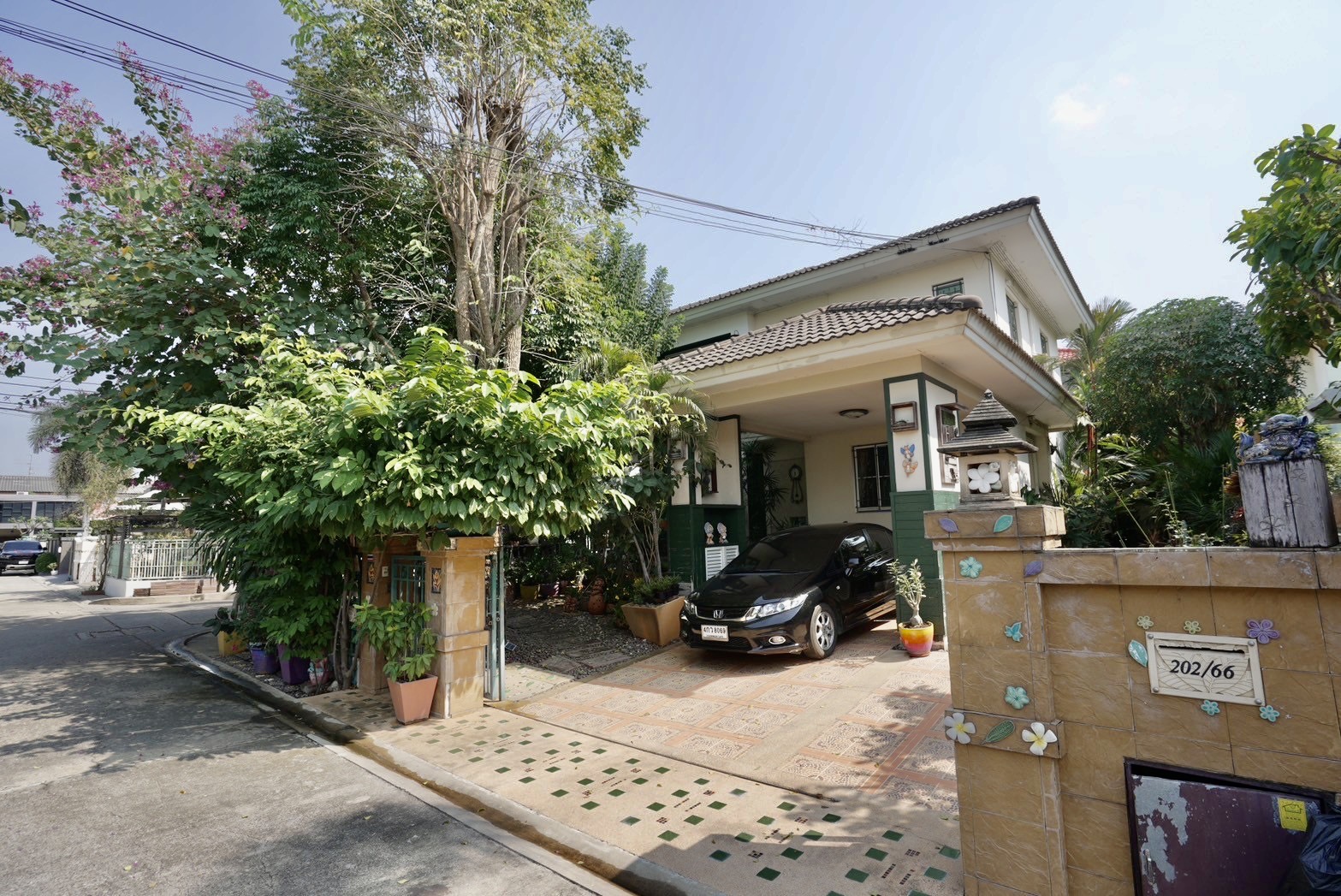 ส่งต่อความรัก - บ้านตกแต่งสวยงาม สวนสวย built in ไม้สัก พร้อมเฟอร์นิเจอร์