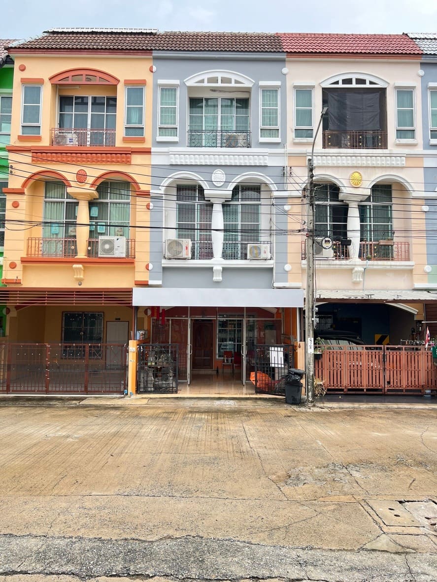 ขายทาว์นโฮม  บ้านกลางเมือง ลาดพร้าว-โชคชัย4 ติดกองปราบ อยู่ต้นซอยใกล้แยกโชคชัย4-ลาดพร้าววังหิน 