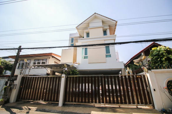 ขายบ้านเดี่ยวสร้างเอง 3ชั้น จตุจักร ลาดยาว ประชาชื่น 53 ตร.ว ตกแต่งเฟอร์นิเจอร์บิวท์อิน