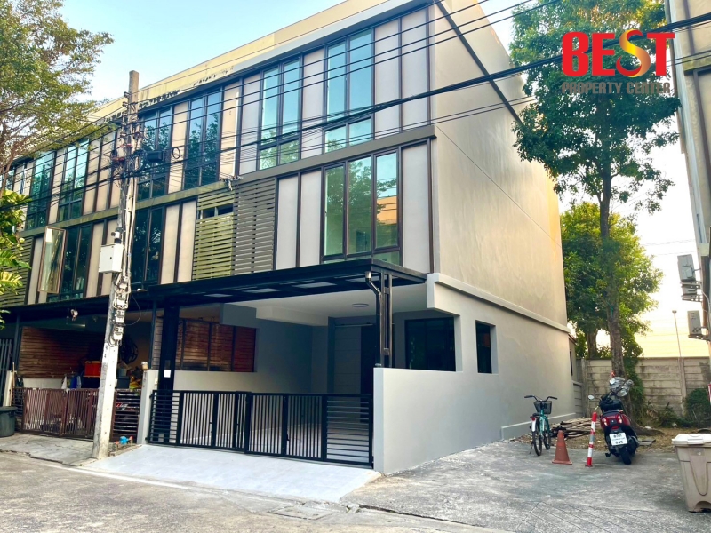 ขาย ทาวน์โฮม 3 ชั้น หลังมุม อารียา ทูบี เกษตร-นวมินทร์ ซอย ลาดปลาเค้า รีโนเวทแล้ว สวย พร้อมเข้าอยู่ 
