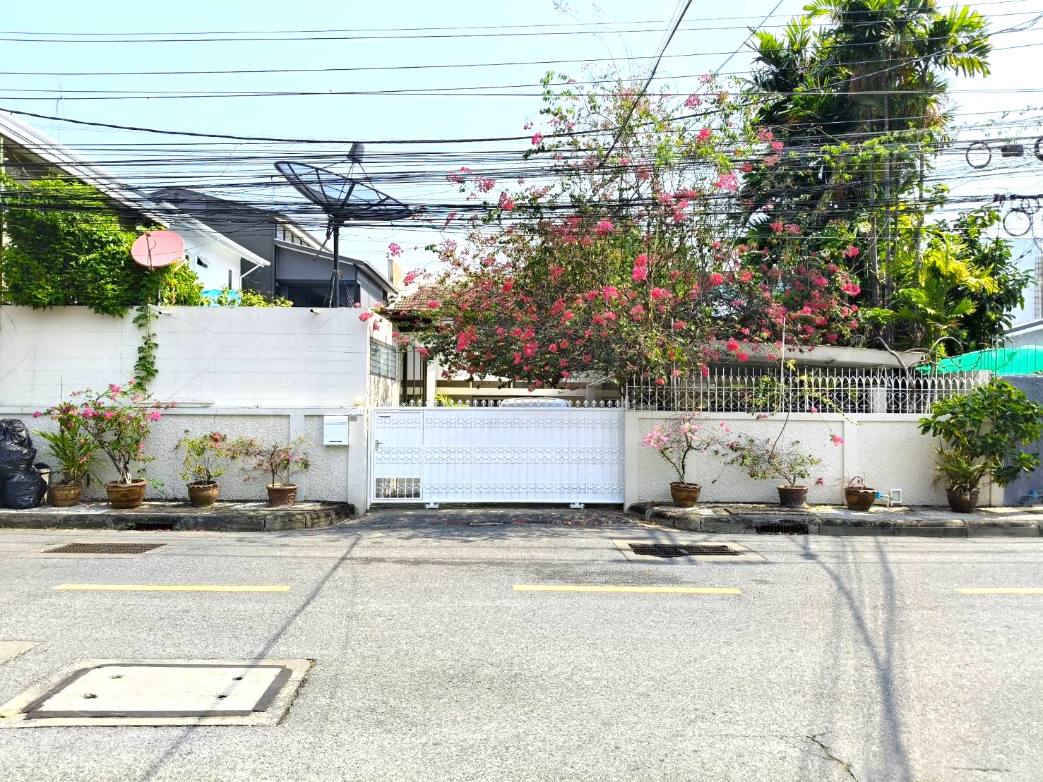 ขายบ้านเดี่ยว 2 หลัง เนื้อที่ 142 ตร.ว. ซ.รัชดาภิเษก 52 ทำเลรัชวิภา ใกล้ทางด่วนศรีรัช