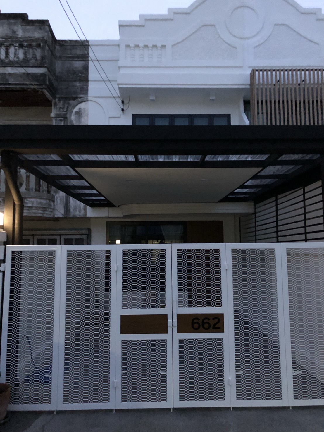 ขายทาวน์เฮาส์ 2 ชั้น รีโนเวทใหม่  ทำเลดี ใกล้เซ็นทรัลบางนา พร้อมอยู่ 