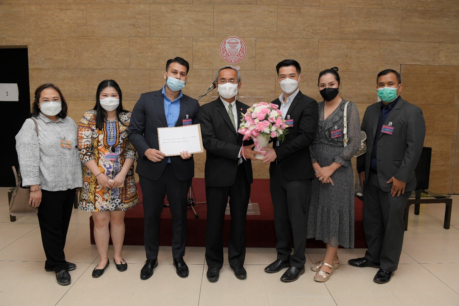 Co-owners of Ashton Asoke Project Present Flowers in Gratitude and Submit Letter to the Senate, Seeking Assistance from the Supreme Administrative Court