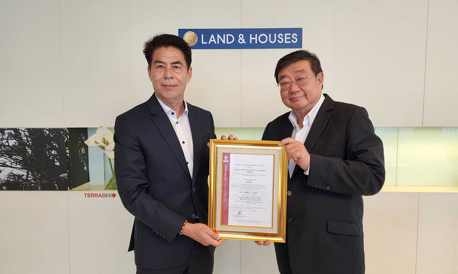 แลนด์-แอนด์-เฮ้าส์-ได้รับประกาศนียบ-